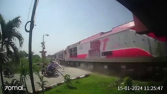 Un motard idiot traverse le passage à niveau... bon karma