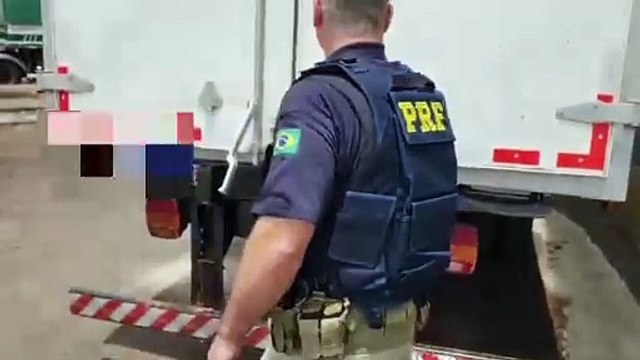 PRF apreende caminhão que transportava 200 mil maços de cigarros contrabandeados, em Guaíra