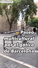 Un joven pasea cargado de dinero y joyas por el Gòtic de Barcelona