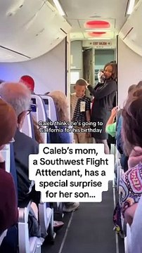 Hospedeira de bordo 'convoca' passageiros para surpreender filho. O vídeo