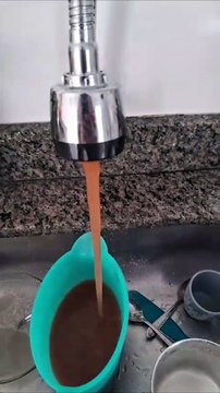 Após falta de água morador grava água suja saindo de torneira no bairro Belo Monte em Umuarama