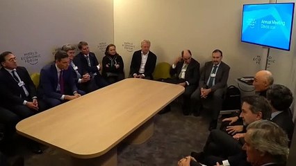 Sánchez se hace la foto con la 'cúpula del Ibex 35' en Davos sin hablar de los impuestos a la banca y energéticas