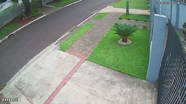 Imagens de câmera de monitoramento mostram suspeitos trafegando com moto furtada