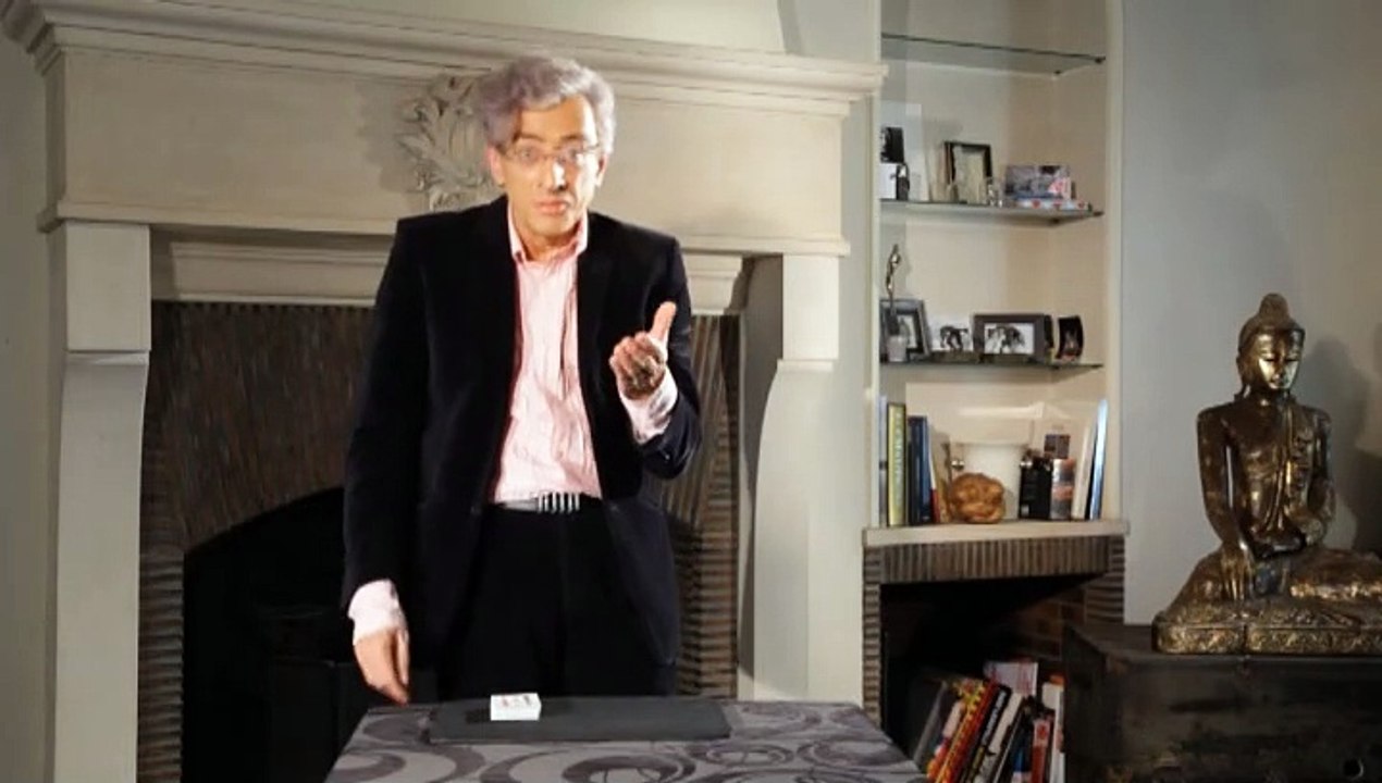 Magicien pour entreprise Paris magie close up explique un tour de cartes LA TRICHE AU POKER CHINOIS