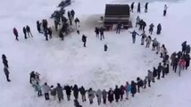 Buz tutan Çıldır Gölü, tatilcilerin eğlence mekanı oldu