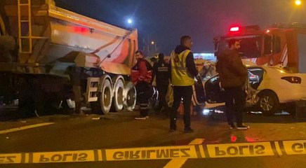 Otomobil yol kenarında bırakılan dampere çarptı