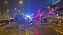 Zeytinburnu'nda lüks otomobil yol çalışması yapan belediye aracına çarptı: 5 yaralı
