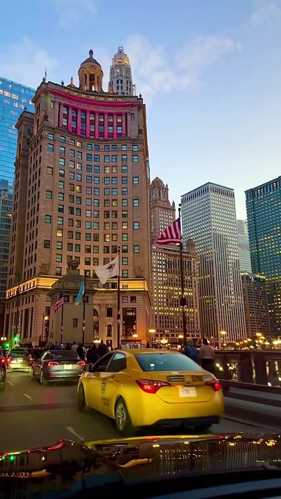 The future belongs to those who believe in the Beauty of f Their Dreams ♥️__Michigan bridge ------___chicago _chicagophotographer _chicagogram _chitown _chicagoland _chicagolife _chicagoriver _chicagoarchitecture _chicagoblogger _chicago(