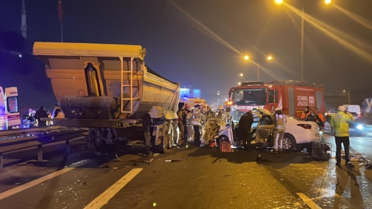 Otomobil, yol kenarına bırakılan kamyon damperinin altına girdi