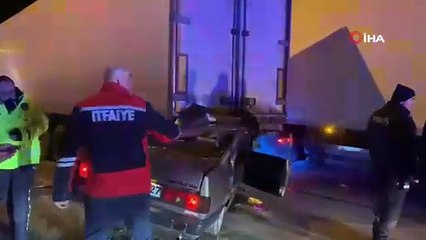 Otomobil tıra ok gibi saplandı