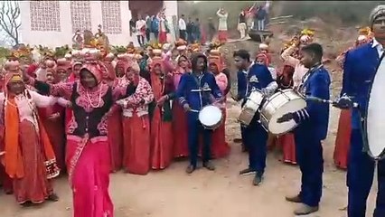 दुर्गा माँ की झाँकी के साथ निकाली कलश यात्रा, देखें वीडियो