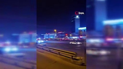 Zeytinburnu’nda park halindeki araç alev alev yandı