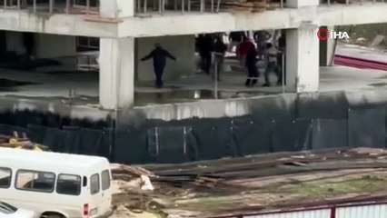 İnşatta ölümüne kavga! Sopalarla birbirlerine girdiler