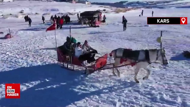 Buz tutan Çıldır Gölü, tatilcilerin eğlence mekanı oldu