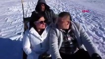 Buz tutan Çıldır Gölü, tatilcilerin eğlence mekanı oldu