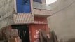 बेसमेंट खुदाई में लापरवाही: कुछ ही सेकंड में भरभराकर गिरा मकान, देखें वीडियो