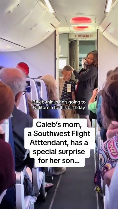 Hospedeira de bordo \'convoca\' passageiros para surpreender filho. O vídeo