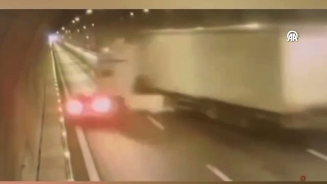 İzmir-Aydın Otoyolu'ndaki tünelde yaşanan zincirleme kaza kamerada