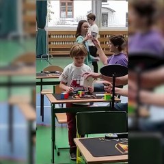 Rubik küpü saniyeler içinde çözen çocuk şaşırttı