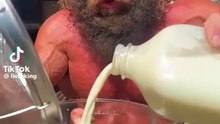 Kahvaltıda testis yiyen adam yok artık dedirtti! Testis, süt ve yulaf karışımını afiyetle yedi…