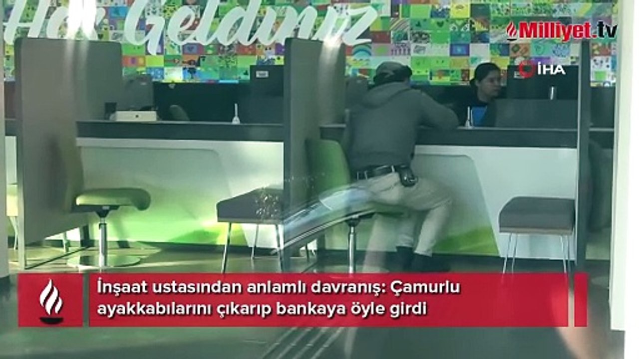 Çamurlu ayakkabılarını çıkardı, bankaya girdi! 'Emekçi insanın halini anladığım için çıkardım'