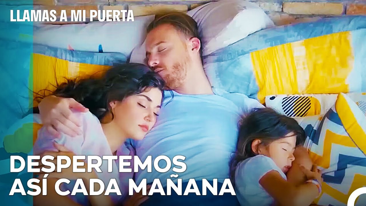 Feliz Foto De Familia De Los Bolat - Llamas A Mi Puerta