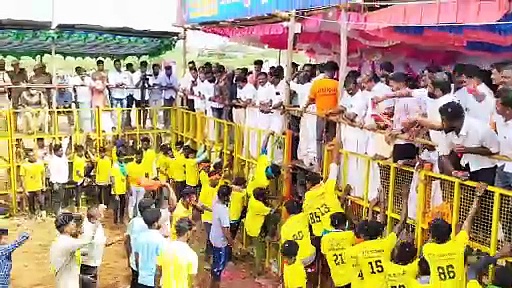 முடிஞ்சா தொட்டு பார்; வடமலாப்பூர் ஜல்லிக்கட்டில் வீரர்களை அலறவிட்ட விஜயபாஸ்கரின் கொம்பன் காளை