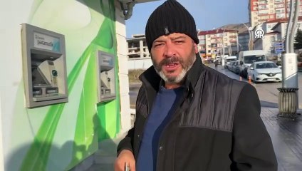 İnşaat işçisinden duygulandıran hareket! Bankaya çamurlu ayakkabısını çıkarıp girdi