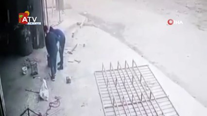 Yanan tenekeye tekme attı, arkadaşını yaktı