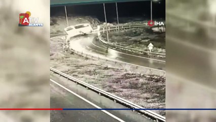 Mersin'deki otobüsün devrilme anı kamerada