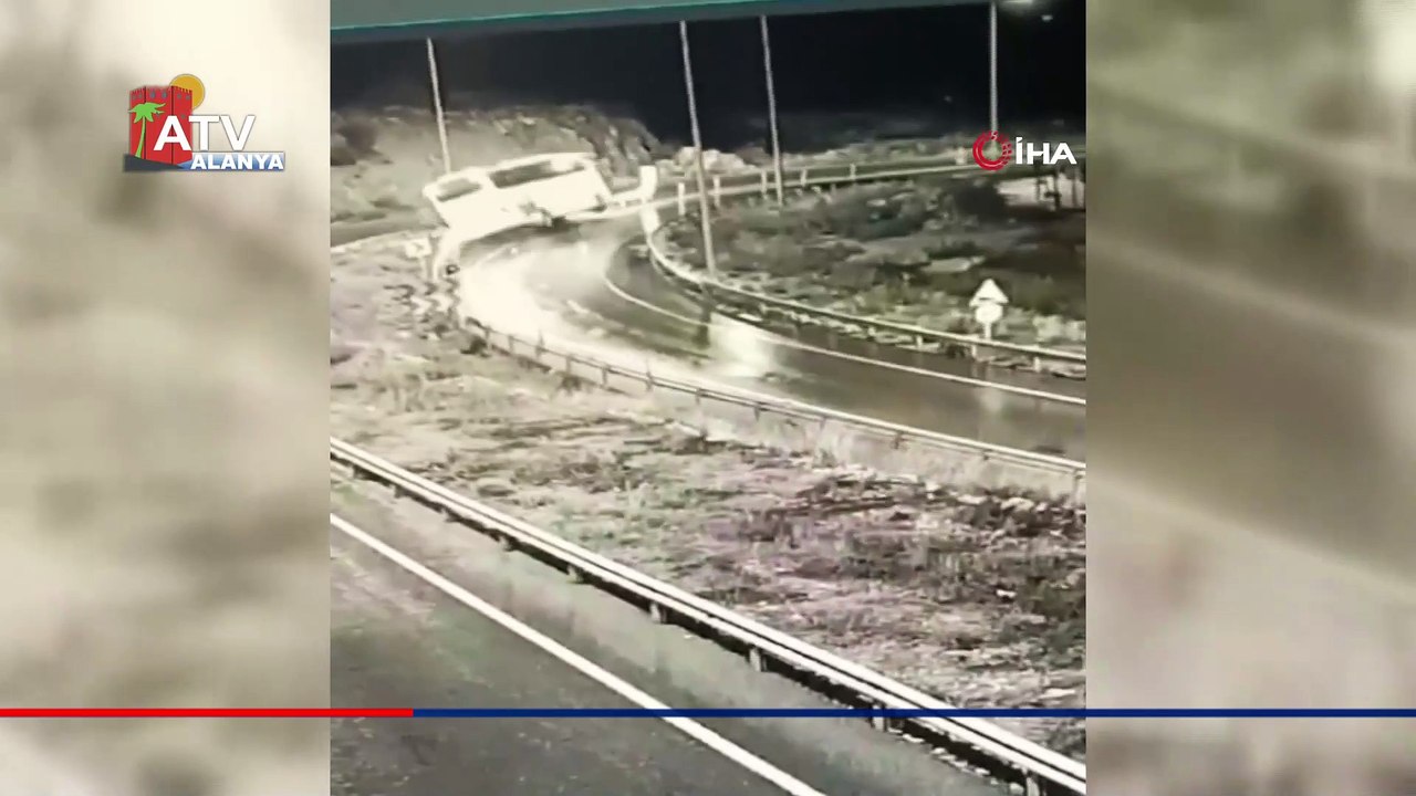 Mersin'deki otobüsün devrilme anı kamerada