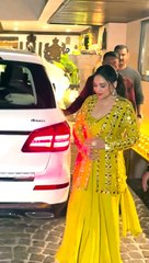 Madhuri Dixit's Yellow Glittery-Mirrored Avatar For Javed Akhtar's B'day Event