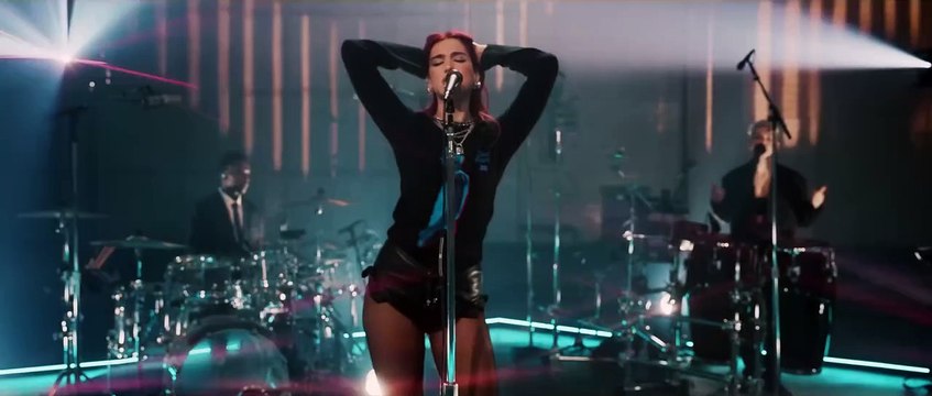 Dua Lipa chante son tube Houdini en live