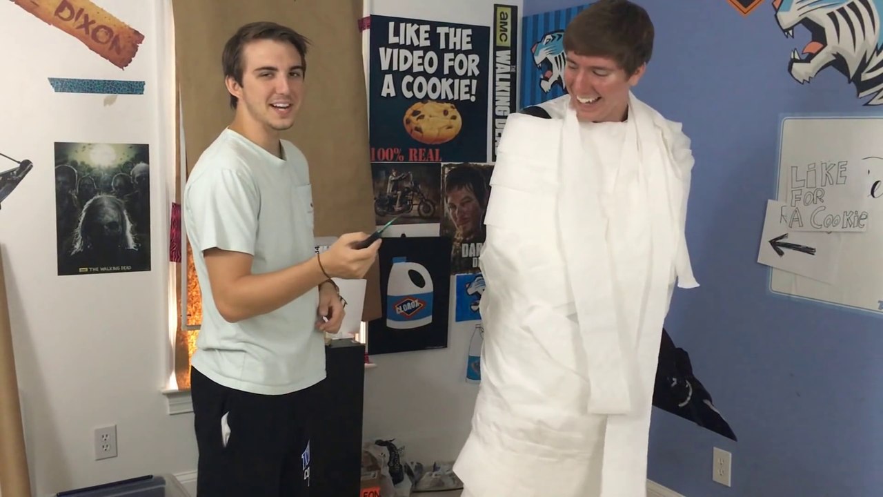 100 LAYERS OF SARAN WRAP TOILET PAPER Challenge video Dailymotion