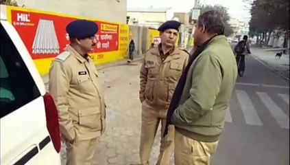 कार सवार राहगीरों से छह बदमाशों ने आंखों में मिर्च डालकर छह लाख रुपए लूटे
