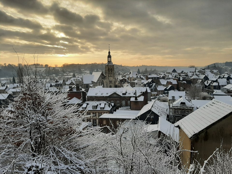 La ville de Bernay (Eure) sous la neige jeudi 18 janvier 2024
