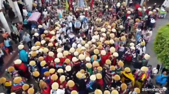 I Parachicos sfilano in Messico per il festival nel Chiapas
