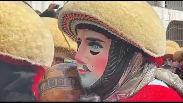 I Parachicos sfilano in Messico per il festival nel Chiapas