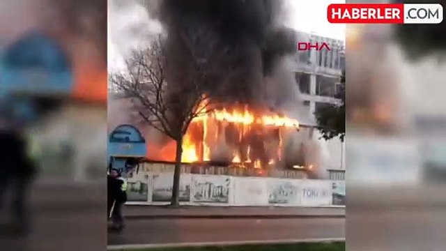 İSTANBUL-ATAŞEHİR'DE İŞÇİLERİN KALDIGI KONTEYNERDE YANGIN - 1
