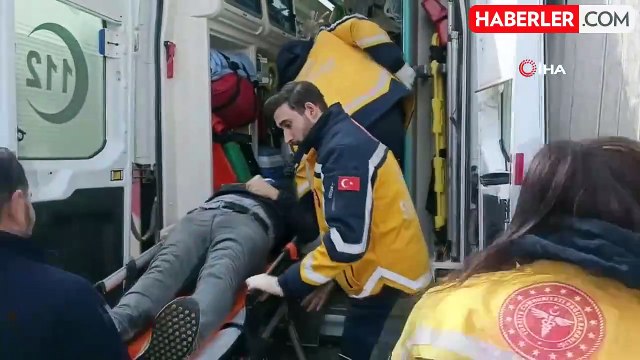 Sivas'ta otomobiller kafa kafaya çarpıştı: 1'i ağır 3 yaralı
