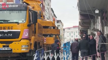 Download Video: İnşaat temelinde toprak kayması, iki bina tahliye edildi