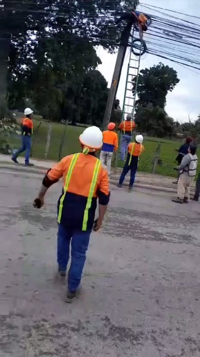 Hombre muere electrocutado cuando se encontraba reparando cables