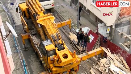 Gaziosmanpaşa'da Hafriyat Çalışması Sonucu Binalar Arasında Yarık Oluştu