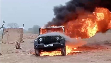 खड़ी गाडी़ में लगी आग, बड़ा हादसा टला, पुलिस ने जांच शुरू की