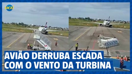 Avião derruba escada com o vento da turbina e quase atinge funcionários, em Caxias do Sul (RS)