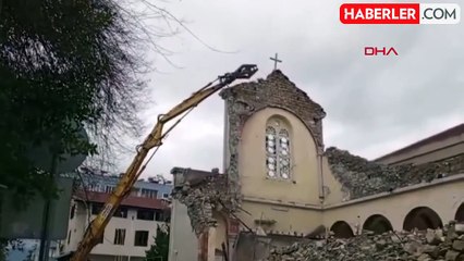 İskenderun'da depremde yıkılan kilisenin ön duvarı kontrollü olarak yıkıldı