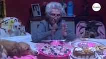 Mujer cumple 89 años y celebra su cumpleaños con sus amados perros