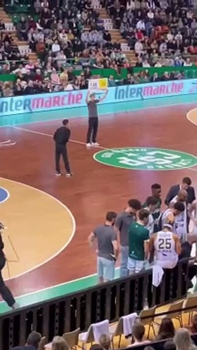 Il marque un panier du milieu du terrain à Limoges