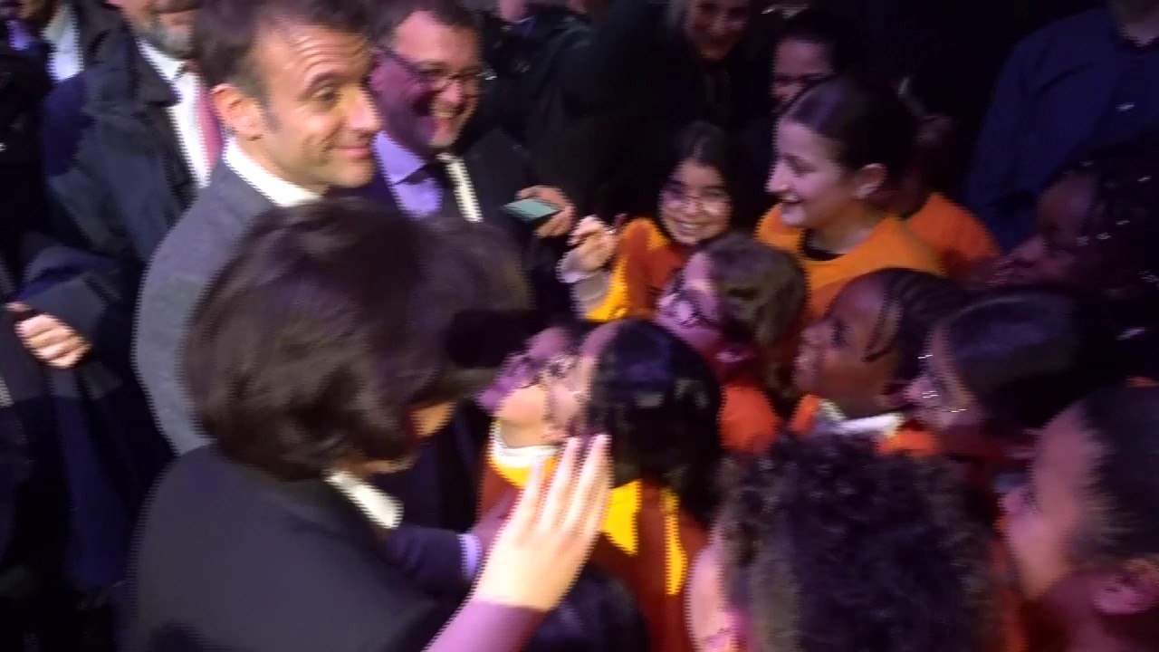 "Ça fait quoi d'être célèbre?": Emmanuel Macron échange avec des enfants de Clichy-sous-Bois lors de son déplacement avec Rachida Dati