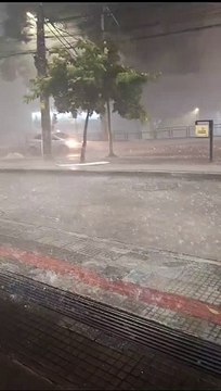 Chuva de granizo atinge BH na noite desta terça-feira